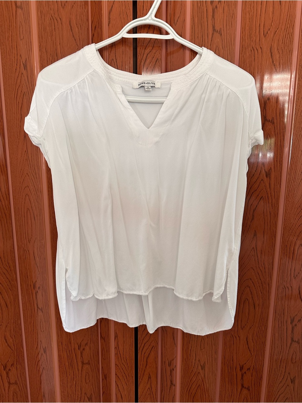 Rose & Olive White V-Neck Blouse | Short Sleeve Flowy Top Size M